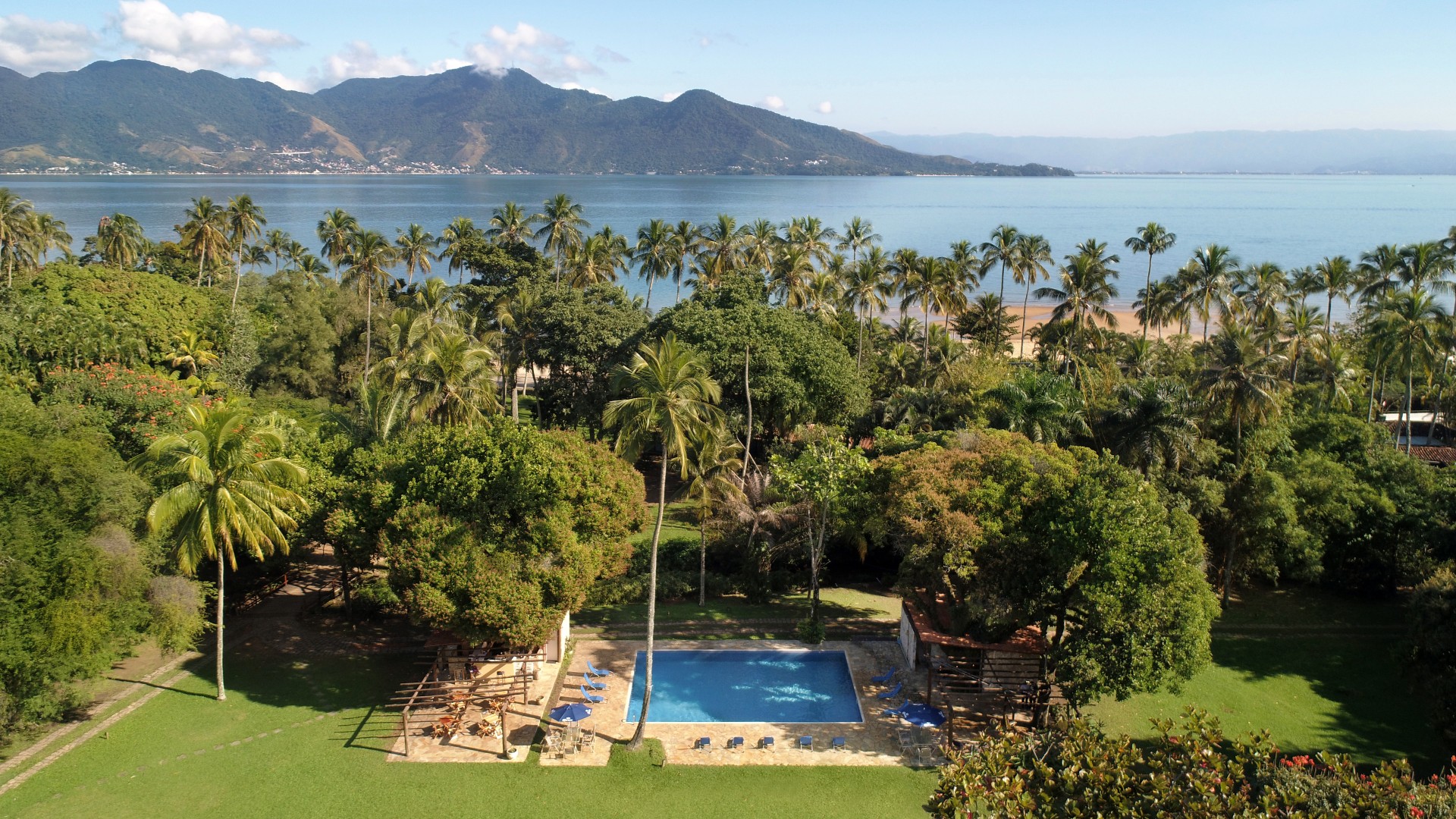 Vista da piscina do hotel Vila Siriúba, em Ilhabela, no litoral norte de SP