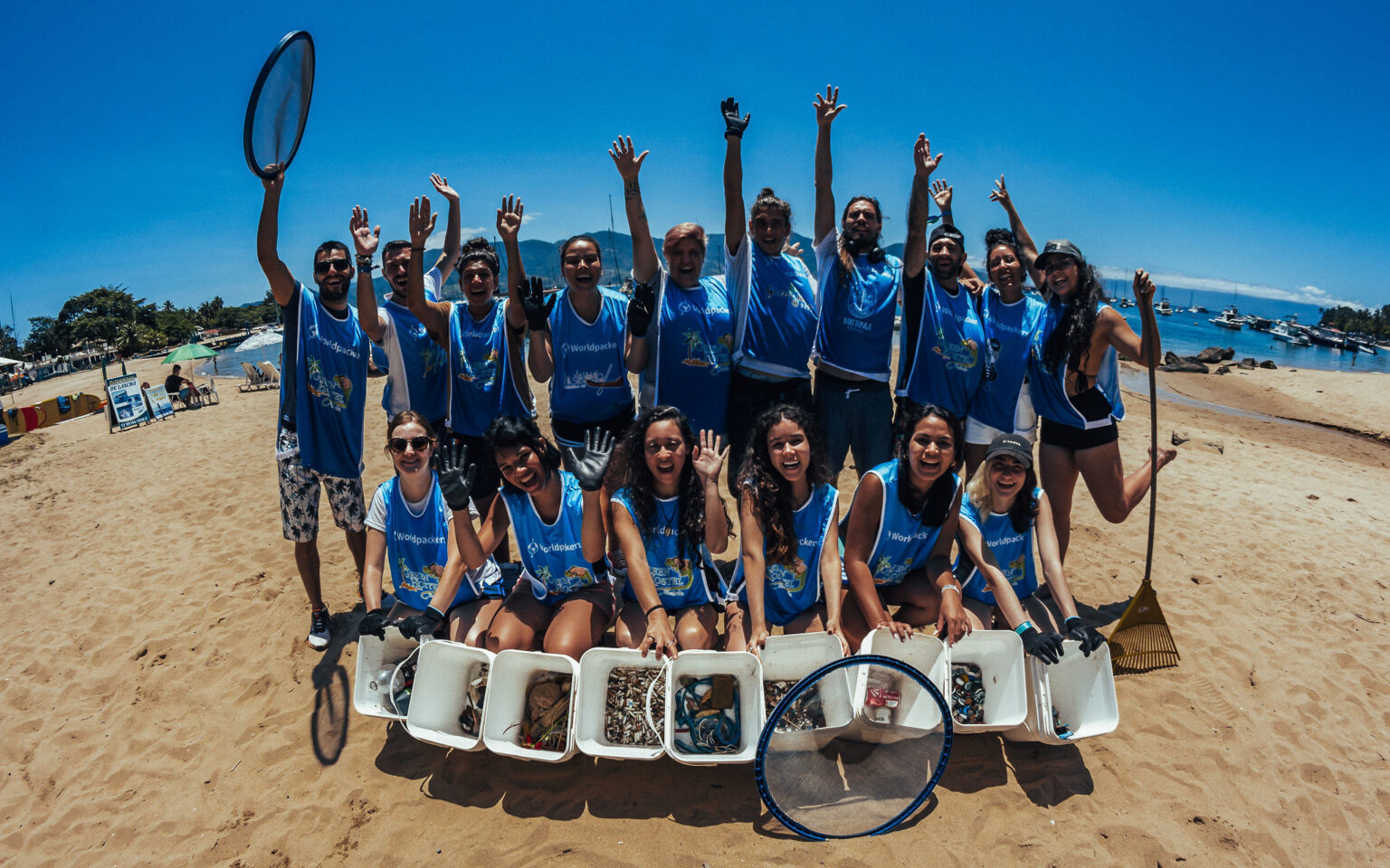Nas ações de limpeza de praia, promovidas pela Worldpackers Brasil, voluntários se reúnem para viver uma experiência de impacto local