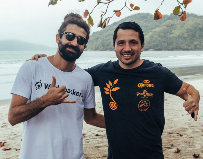 Vinicius Fiore, a direita na foto, é um dos anfitriões brasileiros que mais apostam no volunturismo
