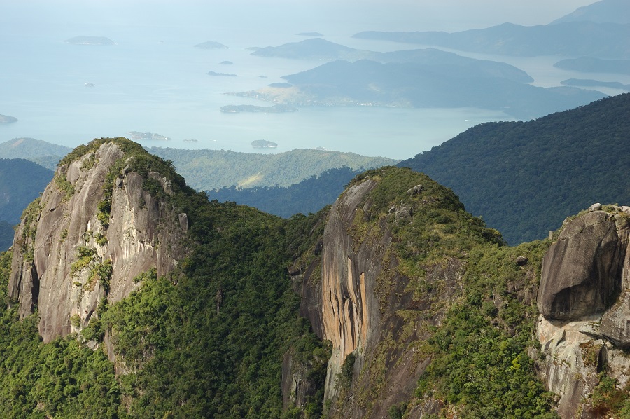 Vista do Pico da Macela, uma das atrações de Cunha (SP) com a cidade de Paraty (RJ) ao fundo