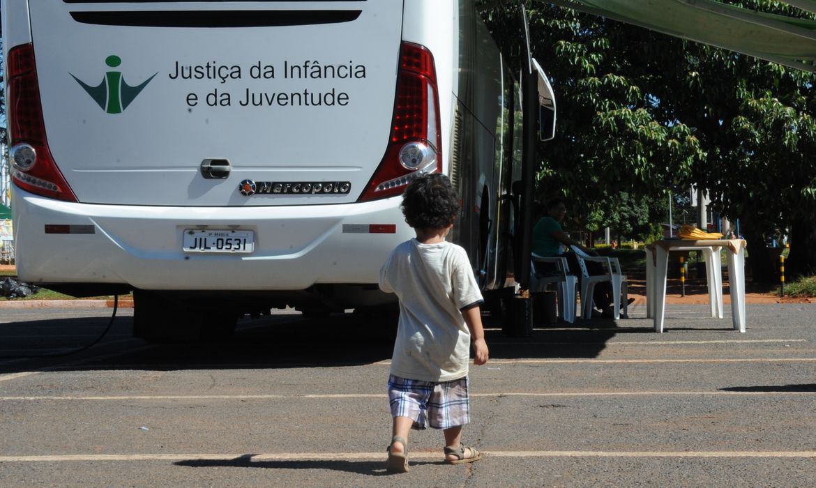 Brasil tem 4.102 crianças aptas à adoção