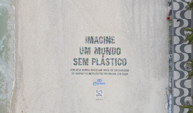 Intervenção artística contra a poluição plástica, criada por Corona e pelo artista Davi Rezende na praia de São Conrado, no Dia Mundial dos Oceanos
