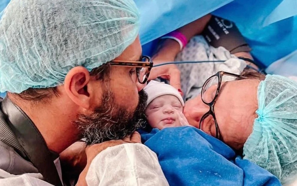 Filha de Juliano Cazarré nasce com doença rara e passa por cirurgia