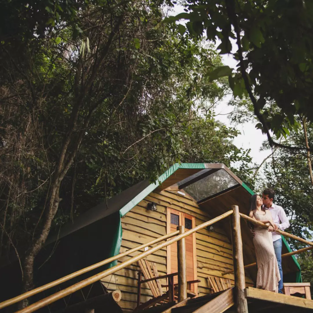  Cabana Viva Brotas conta com hidromassagem, chuveiro duplo e uma pequena varanda,