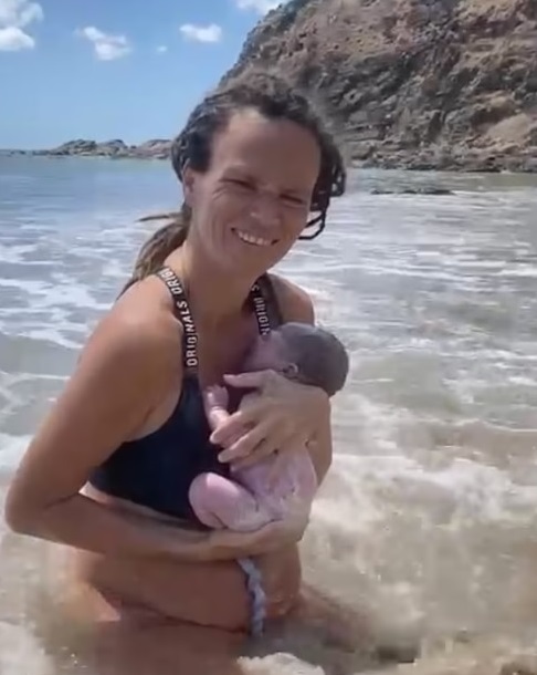 Bebê nasceu sem assistência médica no mar