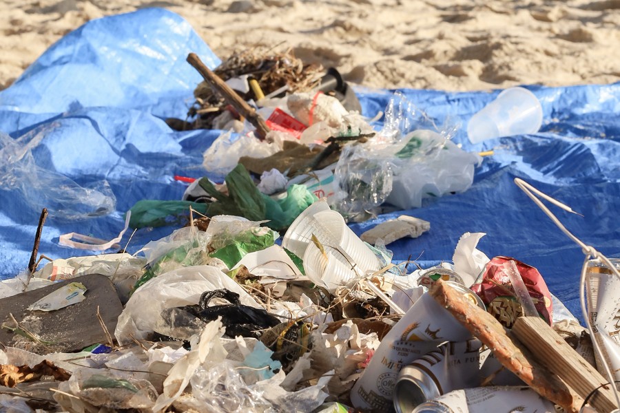 Parte do lixo retirado da praia em Saquarema, no Rio de Janeiro