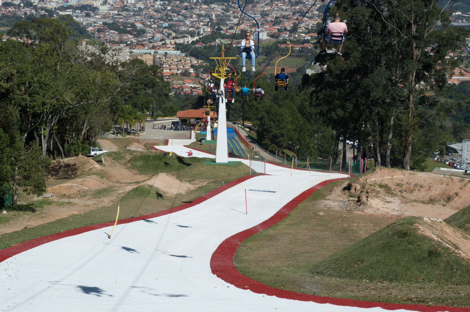Ski e snowboard são algumas das atrações do Ski Park, em São Roque (SP)