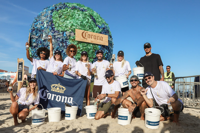 Às vésperas do início da etapa brasileira do Mundial de Surfe, Corona reuniu grupo para limpeza de praia em Saquarema