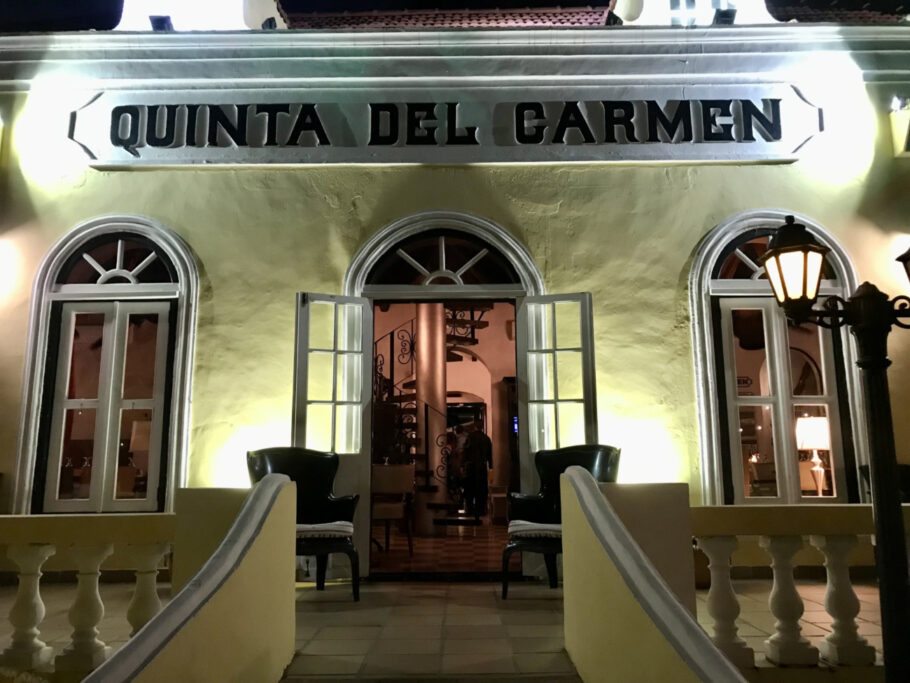 Casarão colonial do Quinta del Carmen faz parte da história de Aurba, e restaurante atende a vegetarianos e veganos