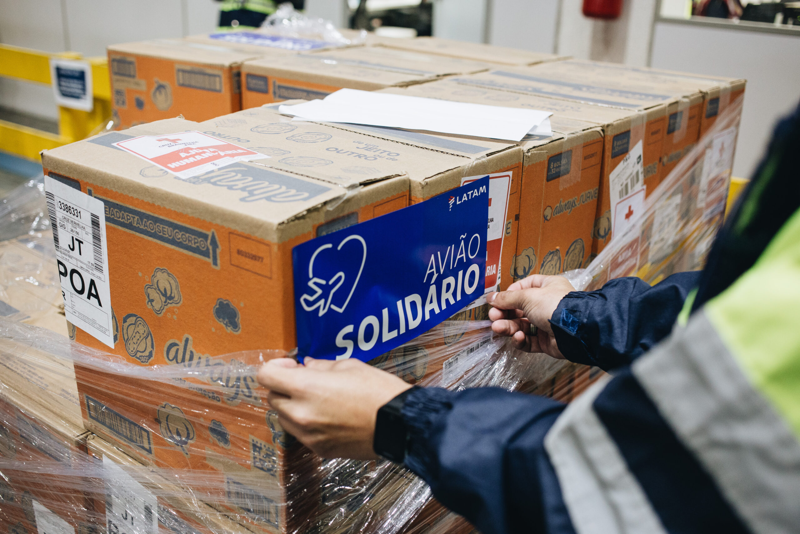 Avião Solidário também transportou este ano mais de um milhão de absorventes para aproximadamente 40 mil pessoas em 5 estados