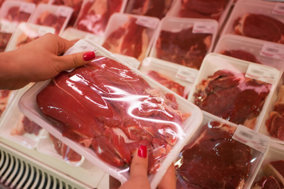 Vigilância encontra traços de bactéria mortal em carnes vendidas e m supermercado no Reino Unido