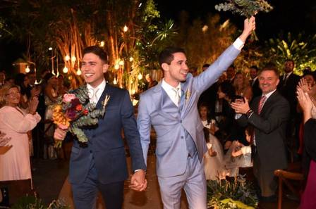 Pedro e Erick usaram ternos em tons de azul e gravatas prateadas para o casamento.