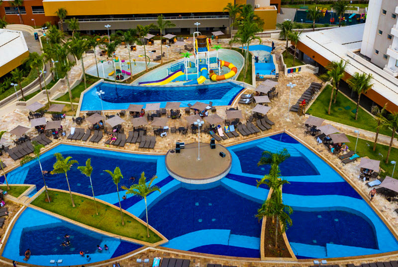 Vista do complexo de piscinas do Enjoy Solar das Águas, em Olímpia (SP)
