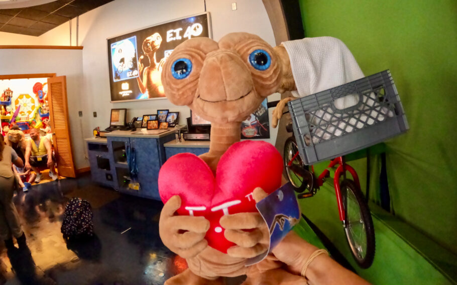 E.T. faz 40 anos! Bonecos do personagem se multiplicam no parque Universal, em Orlando