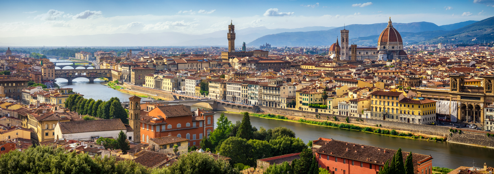 Vista panorâmica de Florença (Itália), com a ponte Vecchio ao fundo (à es.) e  a igreja de Santa Maria del Fiore (à dir,)