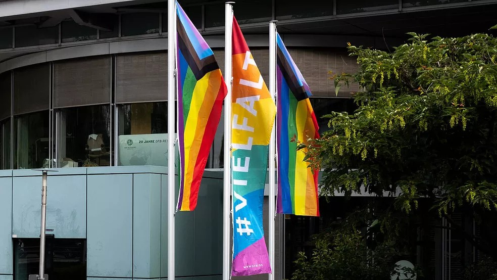 Federação de futebol da Alemanha aprova regras sobre a inclusão de jogadores transgêneros