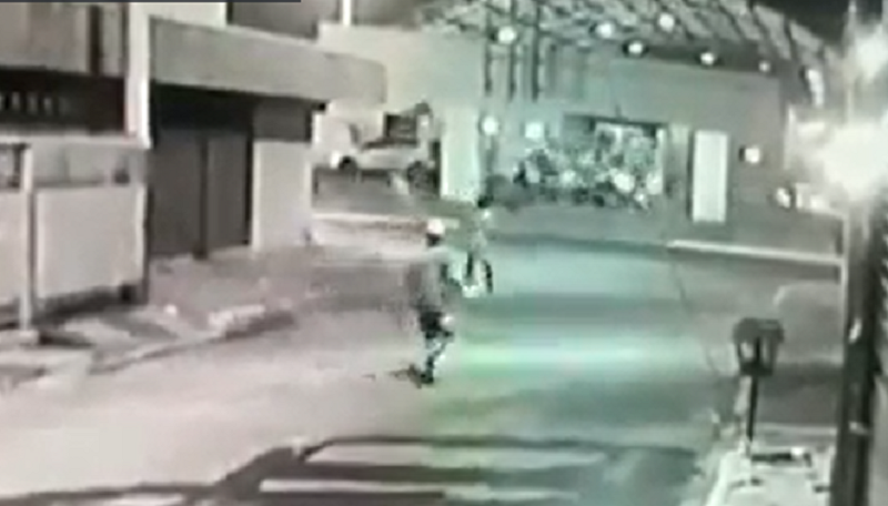 Homem encapuzado abre fogo em ginásio e mata duas pessoas à tiros