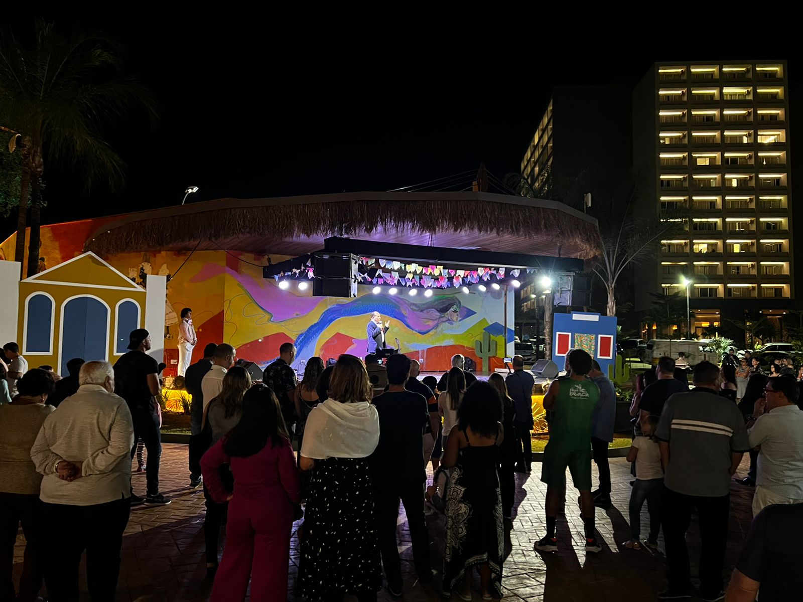 A Vila Guarani também tem palco para shows e apresentações ao vivo