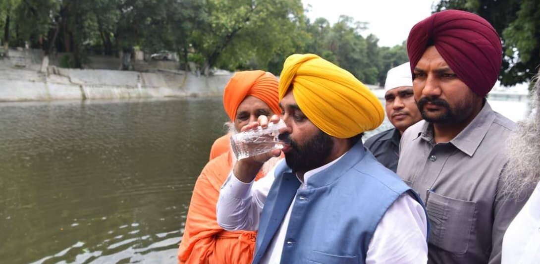 Político na Índia toma água de rio para atestar pureza e é hospitalizado