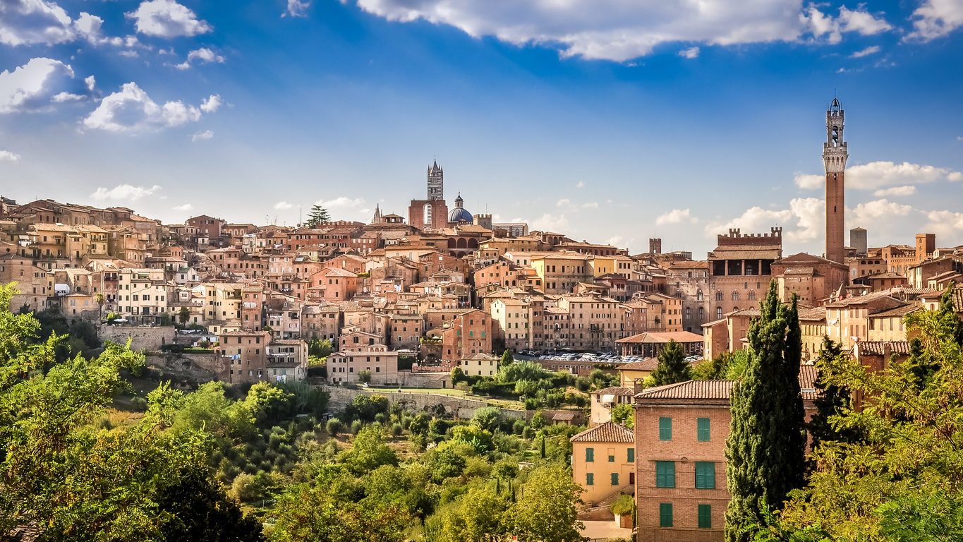 Vista panorâmica da cidade de Siena e suas casas históricas