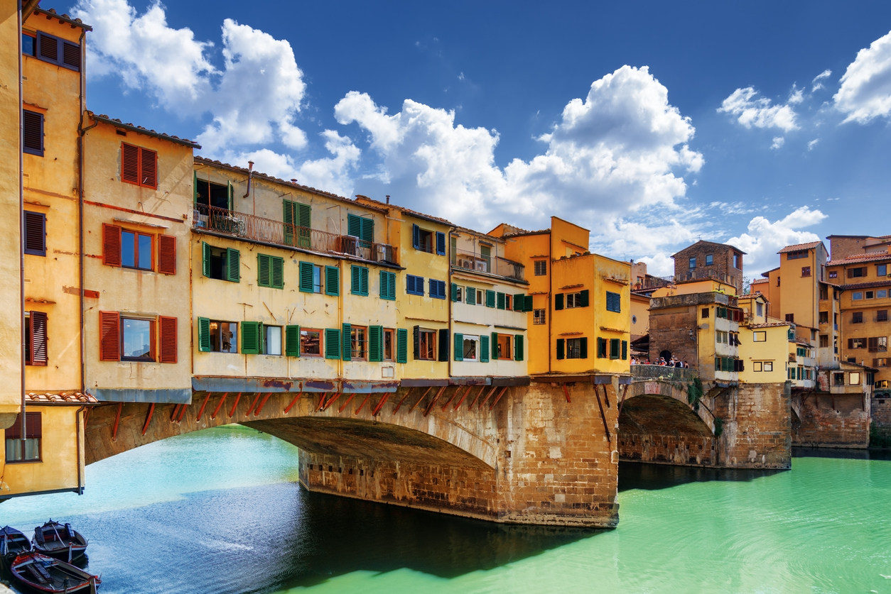 A Ponte Vecchio , sobre o rio Arno, é um dos cartões-postais de Florença