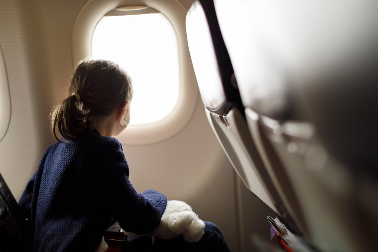Crianças têm direito de viajar ao lado de responsável em voos