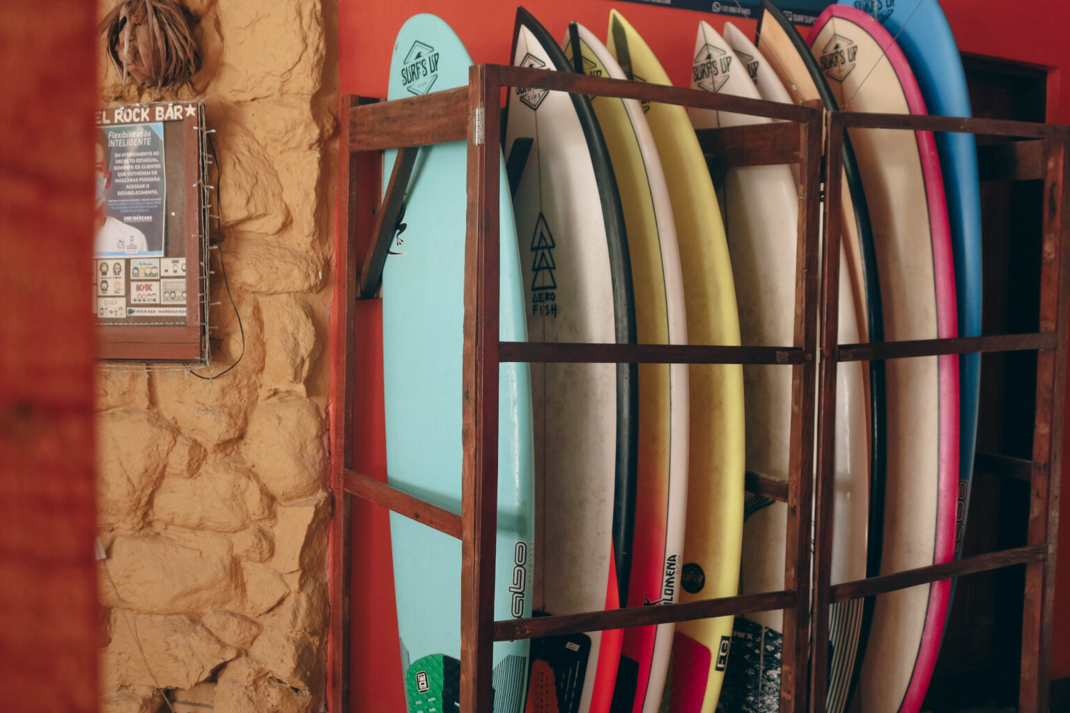 Quem não tem sua prancha, pode alugar uma pelo @surfsupclub, que mantém um ponto de retirada no Maresias Hostel