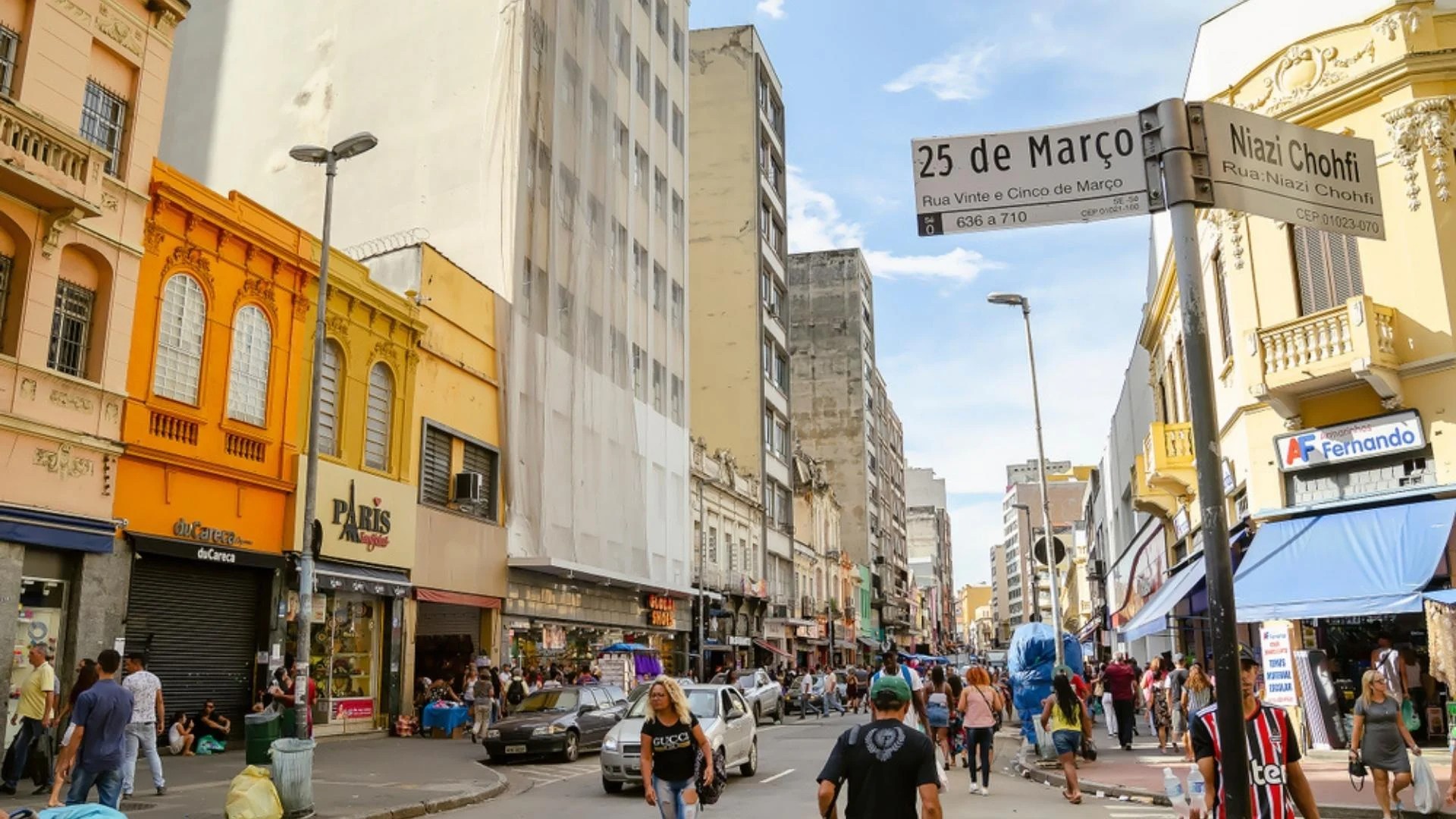 A Rua 25 de Março é considerada o maior centro comercial da América Latina
