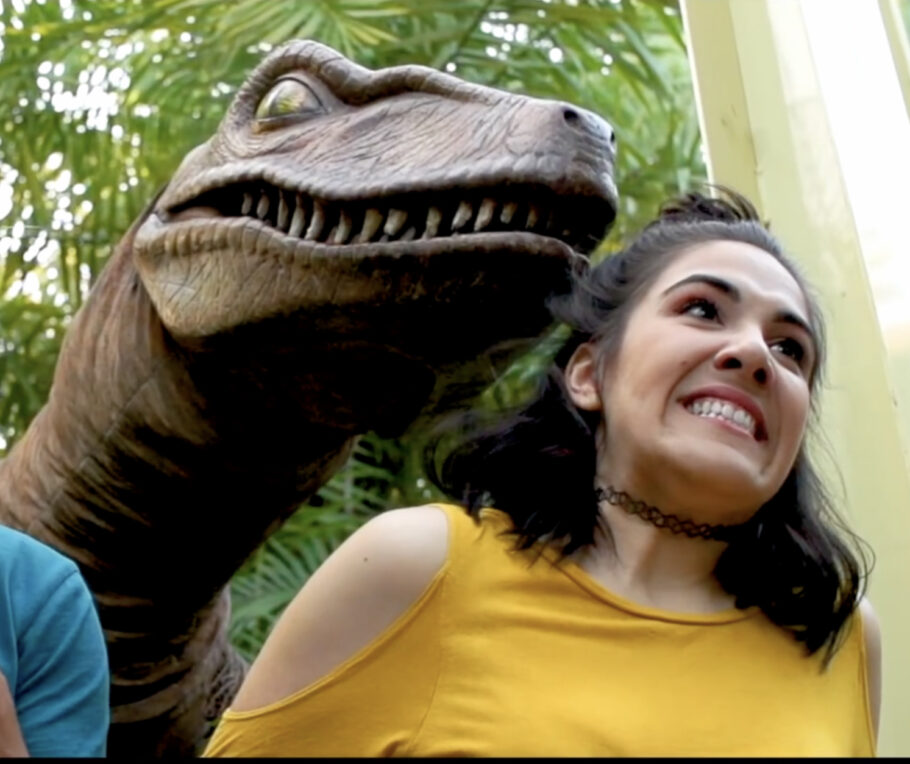 O desafio é fazer uma cara boa durante a selfie com Blue, a dinossaura mais inteligente do parque