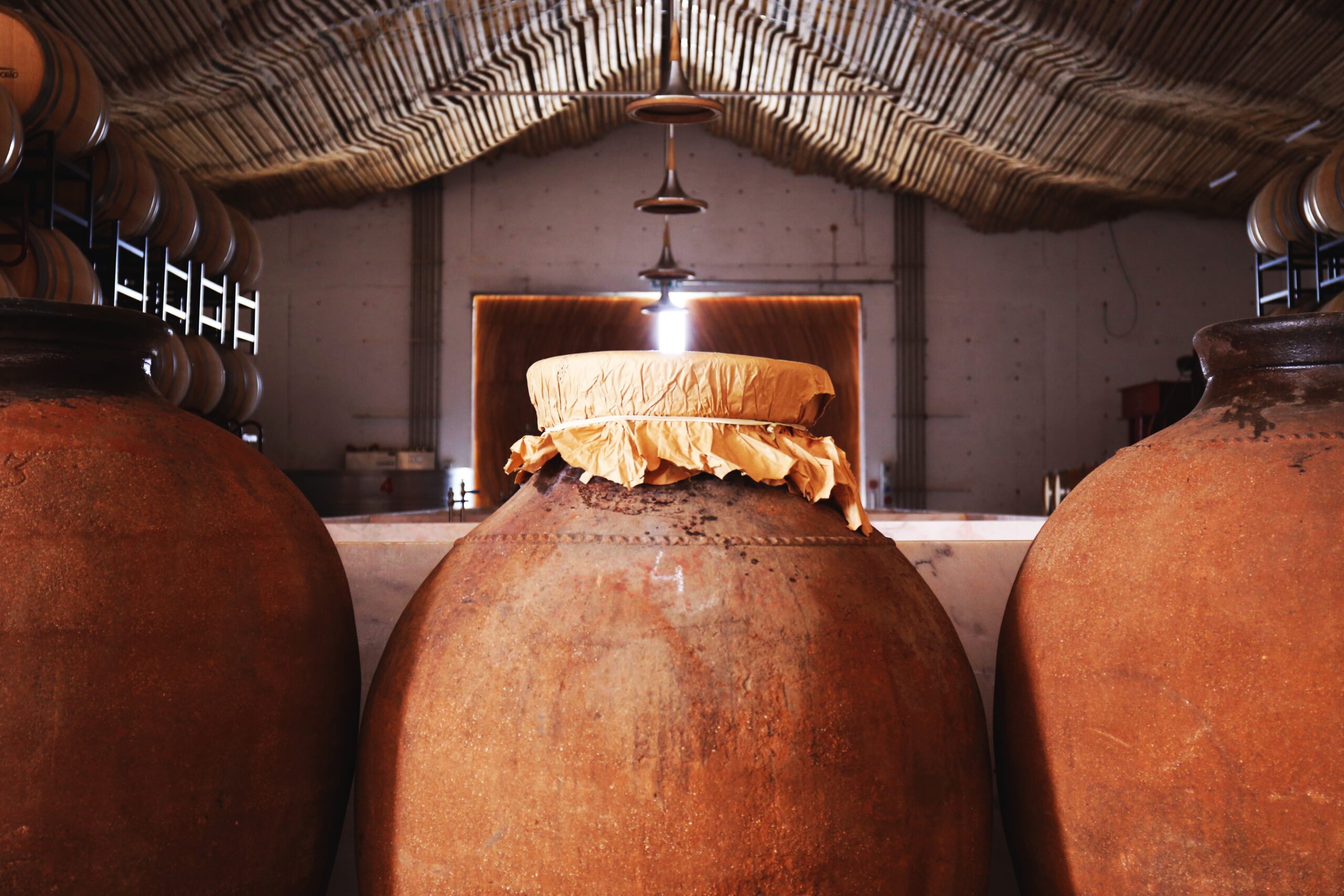 Algumas vinícolas utilizam a talha, técnica de fermentação em grandes recipientes feitos de barro