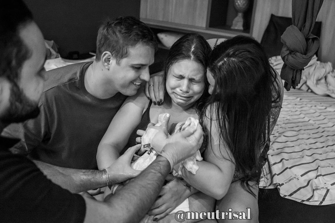 Trisal de Londrina dá a luz a um menino que terá o nome dos três pais