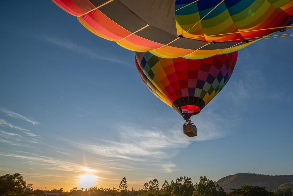 As saídas para o voo de balão ocorrem normalmente antes do nascer do sol