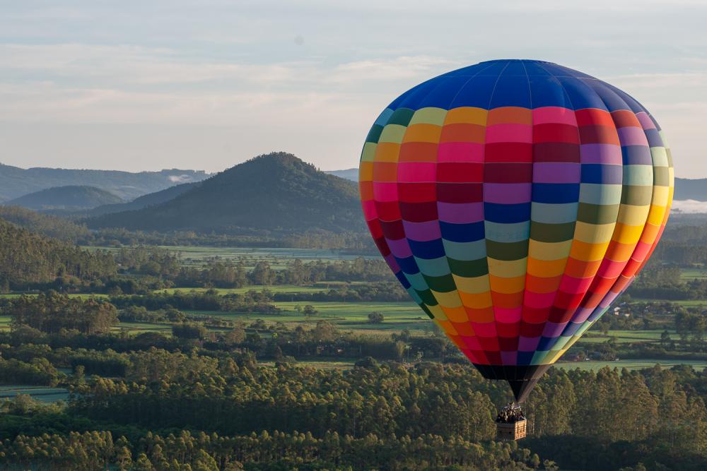 Voar de balão aos pés dos cânions das serras do Aparados e Geral é uma experiência e inesquecível