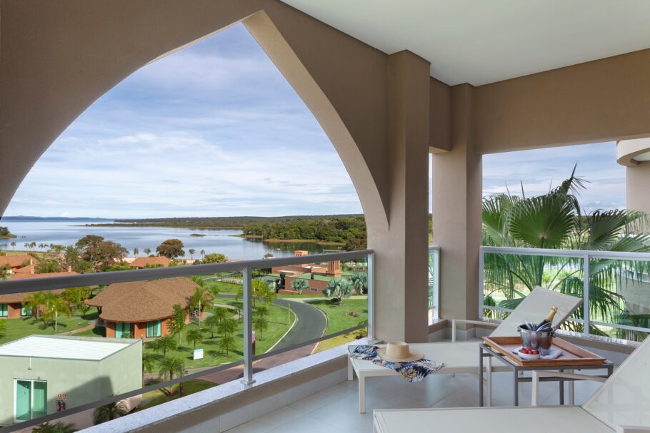 Varanda da suíte super luxo do Malai Manso com vista para o lago