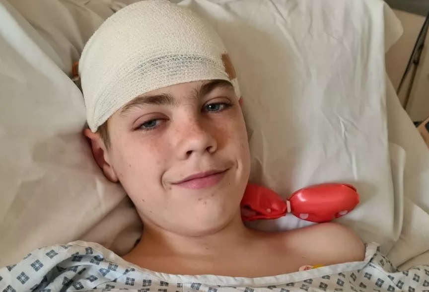 Adolescente diagnosticado erroneamente com covid longa descobre tumor cerebral