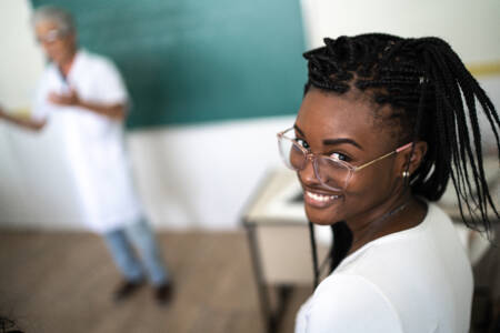 Alunos do ensino médio podem sacar R$ 200?