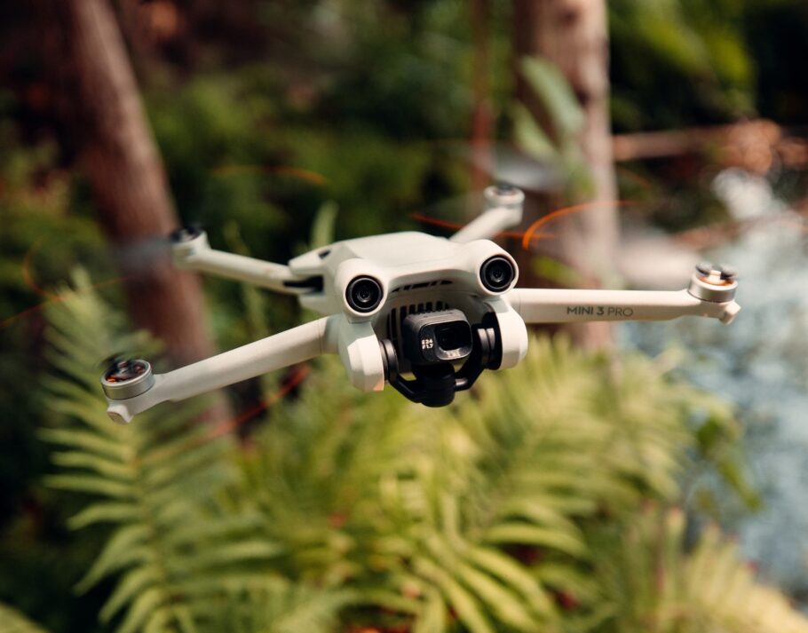 O poderoso drone DJI Mini 3 pro custa entre R$ 4.604,35 e R$7.465,50 na promoção