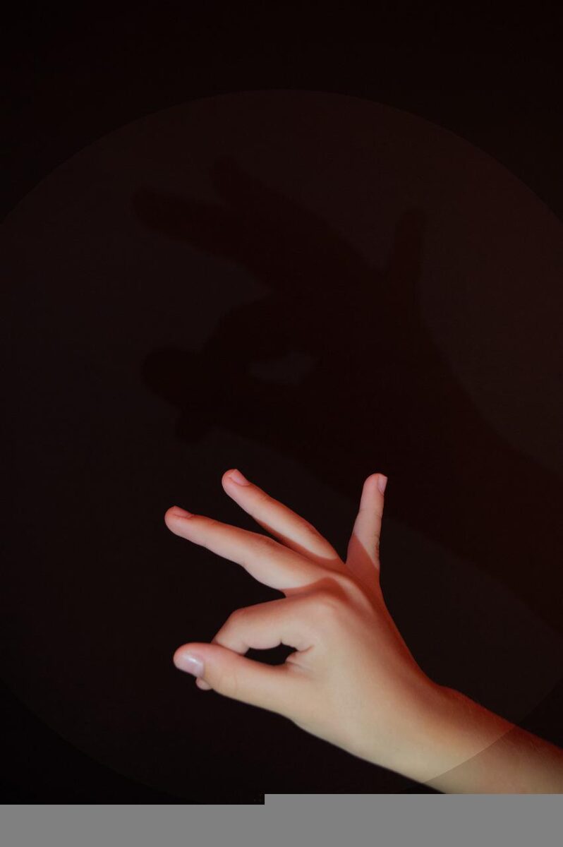 Proposta artístico-pedagógica tem como uma das intenções extrapolar a comum associação do escuro ao medo. Foto: Victoria_Borodinova por Pixabay.