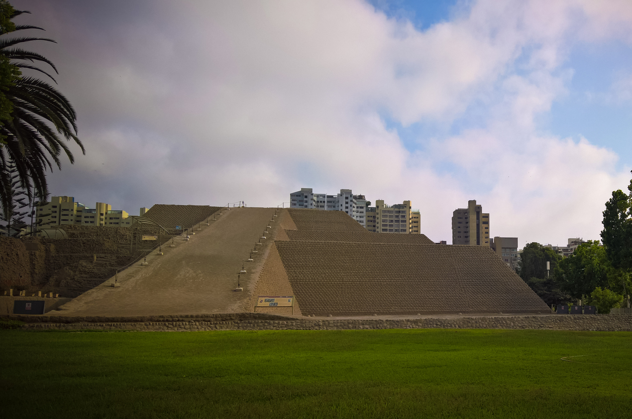 Vista panorâmica da pirâmide Huaca Huallamarca, em Lima (Peru)
