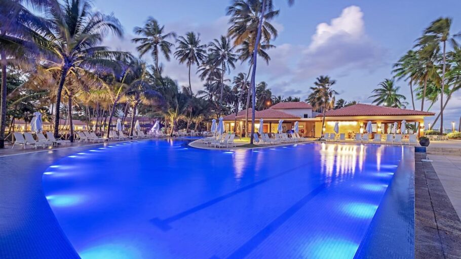 Piscina do Jatiuca Suítes Resort, em Maceió (AL), é um dos resorts com diárias em promoção na CVC