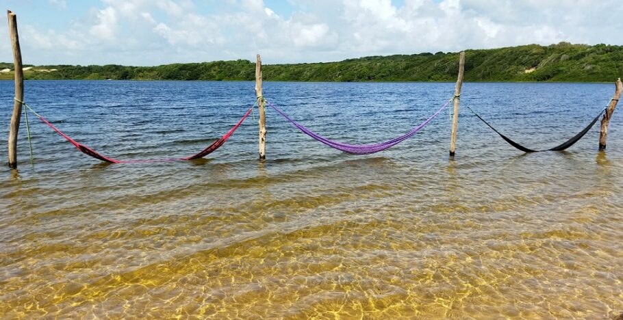 A lagoa de Arituba tem areia fofa e água transparente, ideal para relaxar