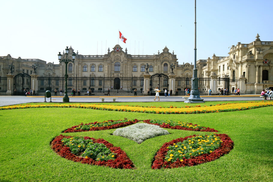 Plaza Mayo, em Lima, com a sede do governo peruano ao fundo
