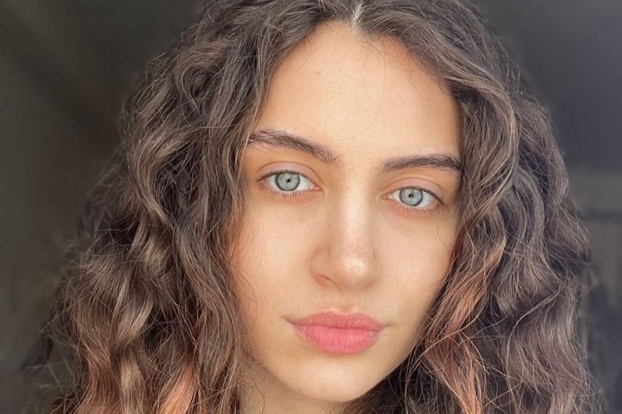 Melisa Raouf defende que as mulheres devem usar maquiagem apenas se sentirem confortáveis