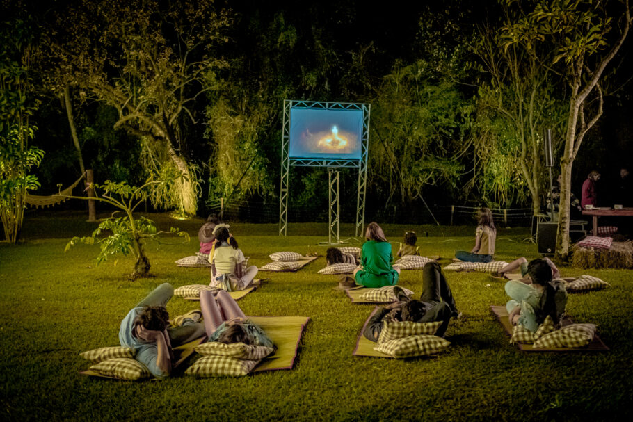  Cinema ao ar livre durante à noite é uma das atividades para as crianças no Hotel Fazenda Encanto da Roça