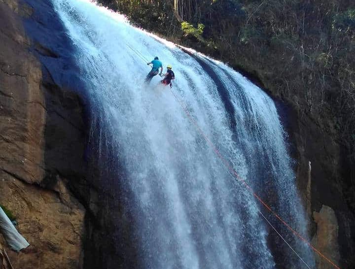 Para quem gosta de adrenalina, o rapel na cachoeira Grande é uma das atividades indicadas