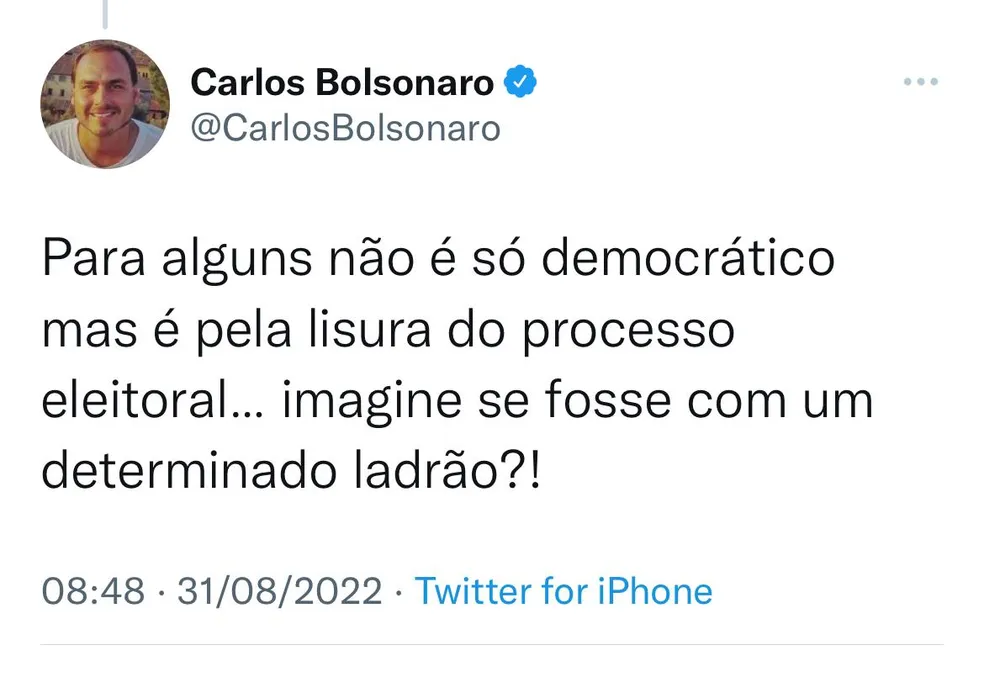 Carlos Bolsonaro comenta site que ironiza seu pai