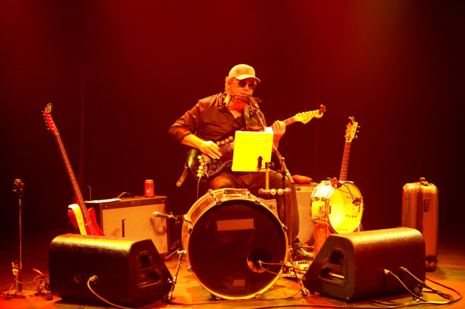 No show, na versão one man band, músico toca bumbo, caixa, guitarra e gaita, além de cantar; entrada franca. Foto: Enzo Faé.