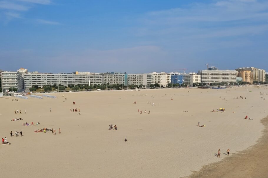 Visão da praia em Matosinhos a partir do Titã, antigo guindaste a vapor