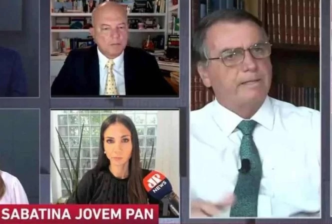 Bolsonaro foge de pergunta sobre imóveis falando do marido da jornalista