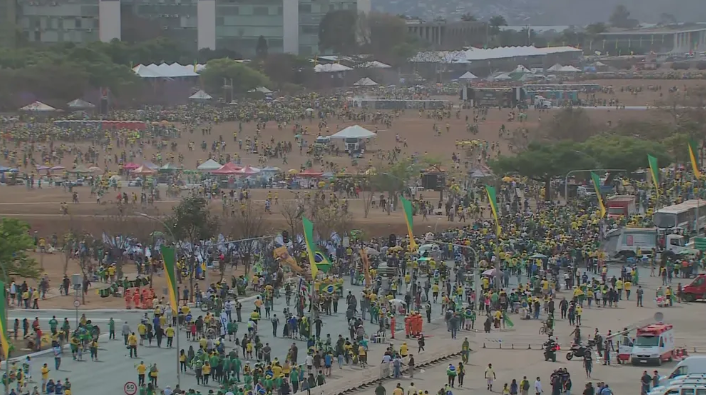 Manifestantes carregavam faixas antidemocráticas em uma Brasília esvaziada